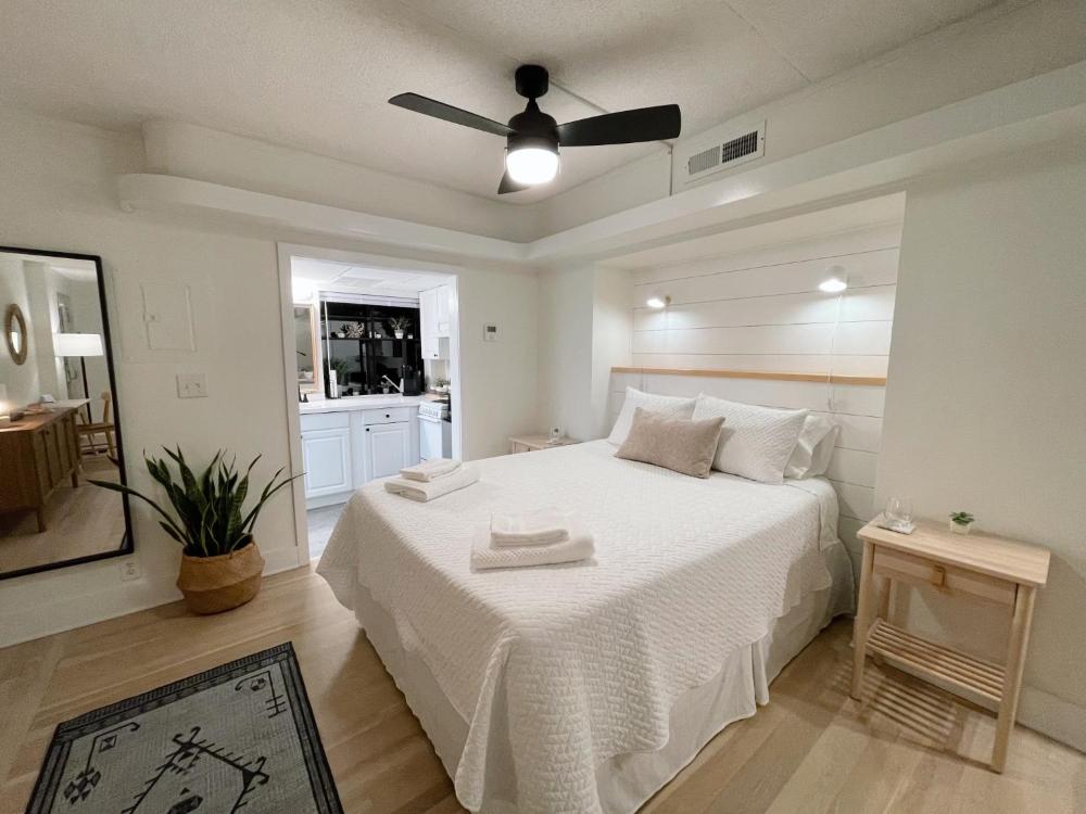 Studio Apartment with Sea View interior